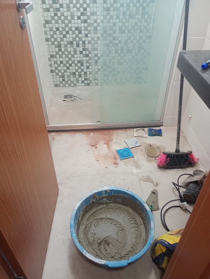 Últimos ajustes e limpeza do banheiro reformado
