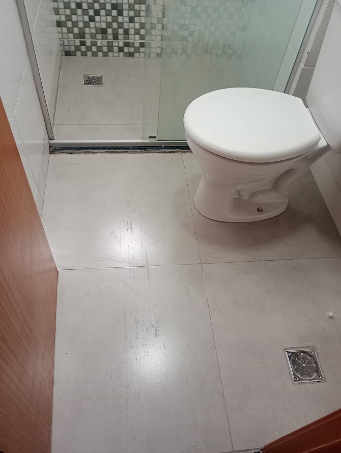 Banheiro reformado com box e piso em porcelanato
