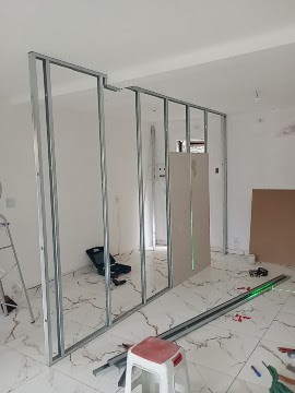 Estrutura em metalon para parede de drywall