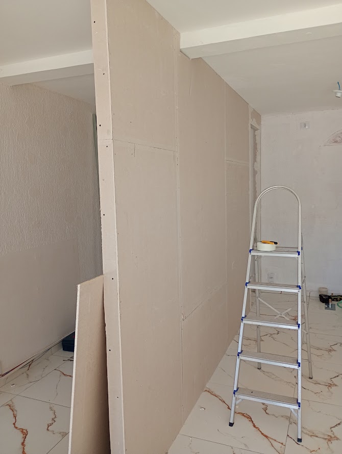 Parede em drywall finalizada, pronta para pintura