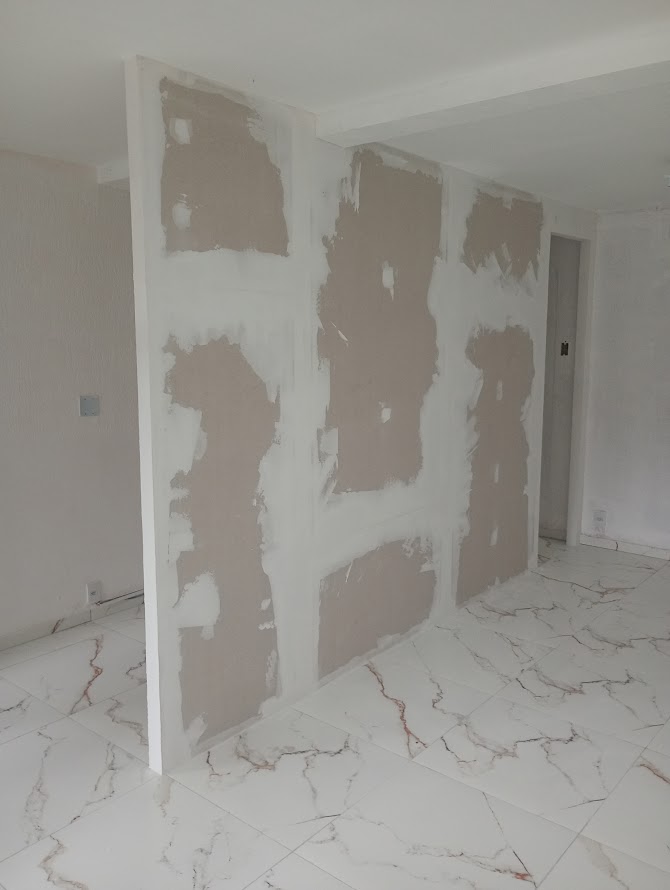 Parede em drywall sendo instalada