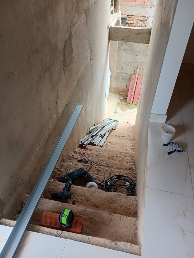 Instalações elétricas e hidráulicas na passagem lateral