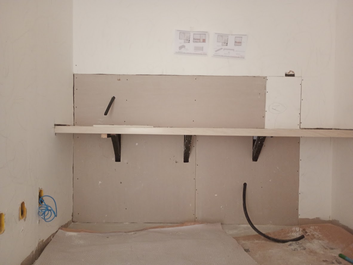Estrutura em drywall com suportes para prateleira