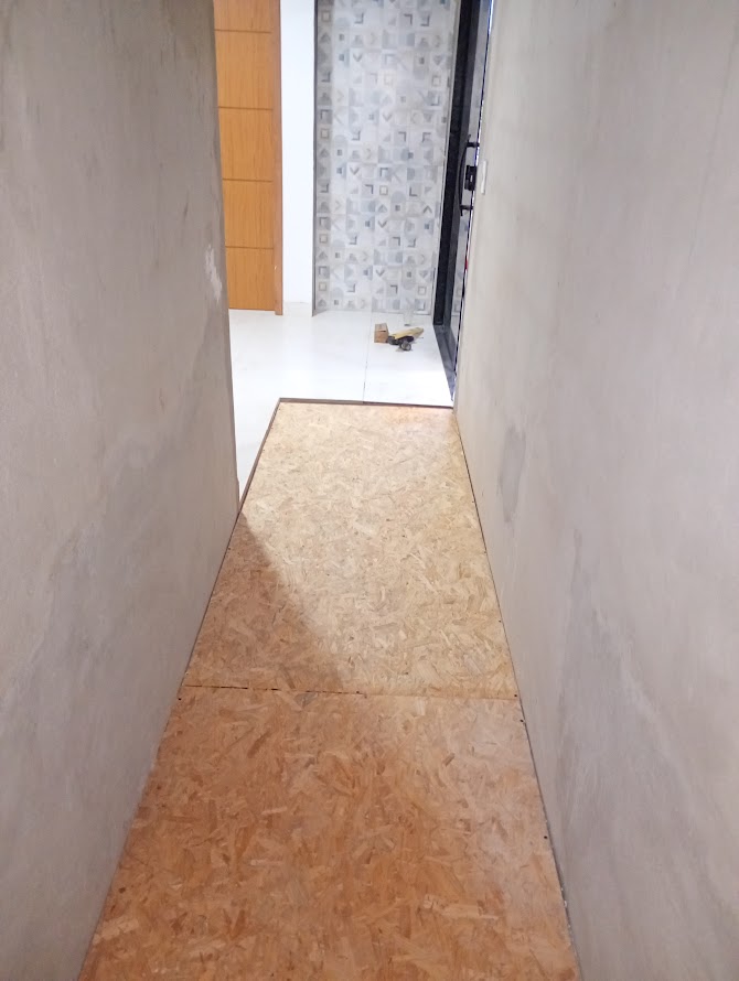 Piso preparado com placas OSB antes do acabamento