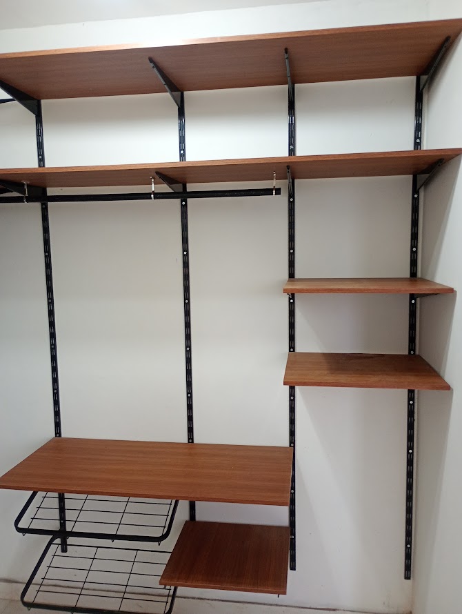 Prateleiras e closet sob medida instalados