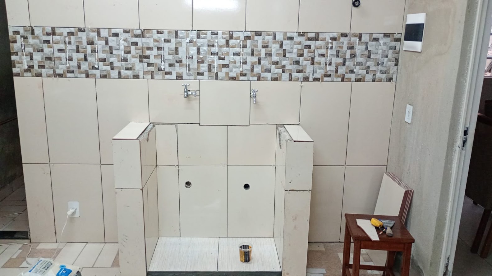 Tanque de lavar roupas com revestimento em mosaico